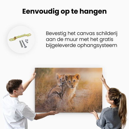 Canvas schilderij ophangen Twee Leeuwen Welpen in het Wild