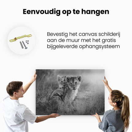 Canvas schilderij ophangen Twee Leeuwen Welpen in het Wild - Zwart Wit