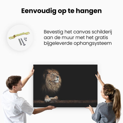 Canvas schilderij ophangen Leeuw in het Donker op een Boomstronk