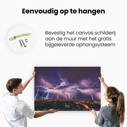 Canvas schilderij ophangen Blikseminslag op een Stad in het Paars