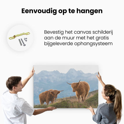 Canvas schilderij ophangen Twee Schotse Hooglanders in de Bergen