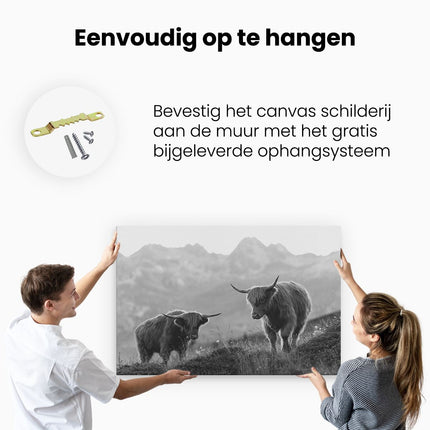 Canvas schilderij ophangen Twee Schotse Hooglanders in de Bergen - Zwart Wit