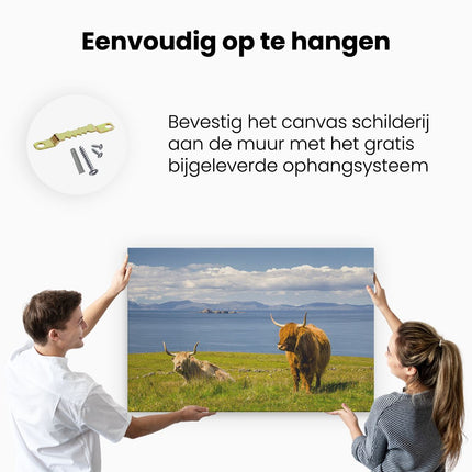 Canvas schilderij ophangen Twee Schotse Hooglanders bij een Meer