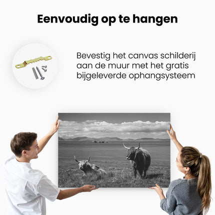 Canvas schilderij ophangen Twee Schotse Hooglanders bij een Meer - Zwart Wit