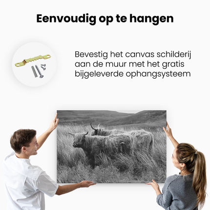 Canvas schilderij ophangen Twee Schotse Hooglanders in het Heuvelvelachtige Veld - Zwart Wit