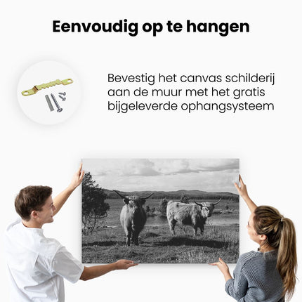 Canvas schilderij ophangen Twee Schotse Hooglanders bij het Water - Zwart Wit