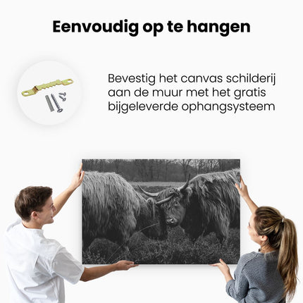 Canvas schilderij ophangen Twee Schotse Hooglanders Knuffelen Elkaar - Zwart Wit