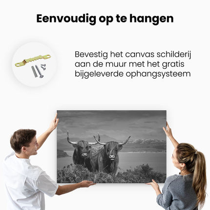 Canvas schilderij ophangen Twee Schotse Hooglanders bij een Meer - Zwart Wit