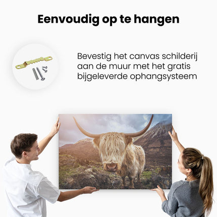 Canvas schilderij ophangen Schotse Hooglander Koe in de Bergen