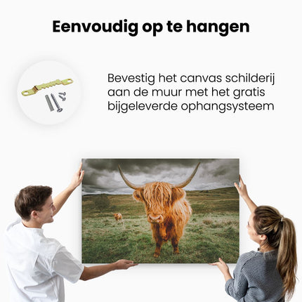 Canvas schilderij ophangen Schotse Hooglanders in de Weide met Wolken