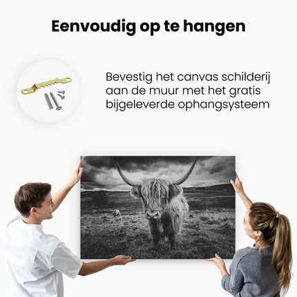 Canvas schilderij ophangen Schotse Hooglanders in de Weide met Wolken - Zwart Wit