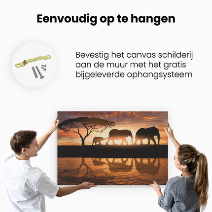 Canvas schilderij ophangen Olifanten Familie in de Savanne bij Zonsondergang