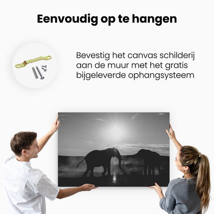 Canvas schilderij ophangen Twee Olifanten spelen tijdens Zonsondergang - Zwart Wit