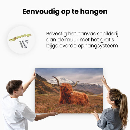 Canvas schilderij ophangen Schotse Hooglander in de Bergen