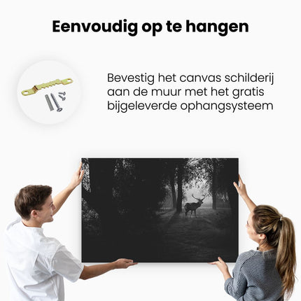 Canvas schilderij ophangen Hert in het Donkere Groene Bos - Zwart Wit