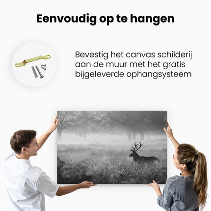 Canvas schilderij ophangen Hert in het Veld tijdens de Mist - Zwart Wit