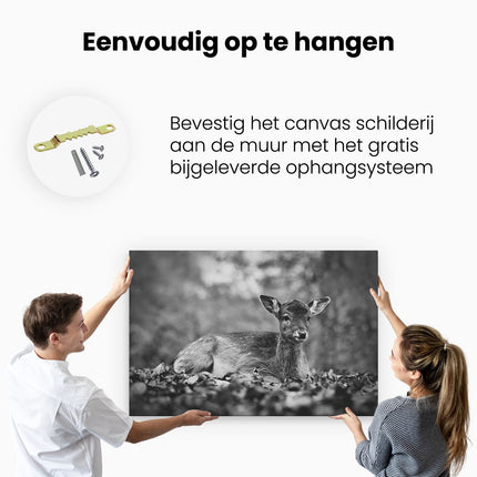 Canvas schilderij ophangen Baby Hert tussen de Bladeren in een Herfst Bos - Zwart Wit