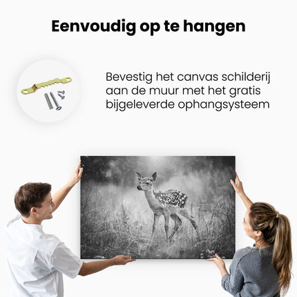 Canvas schilderij ophangen Baby Hert in het Gras - Bambi - Zwart Wit