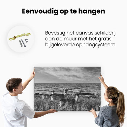 Canvas schilderij ophangen Drie Herten aan de Zee tijdens Zonsondergang - Zwart Wit