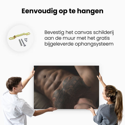 Canvas schilderij ophangen Naakte Man met een Sixpack en Tattoos - Erotiek