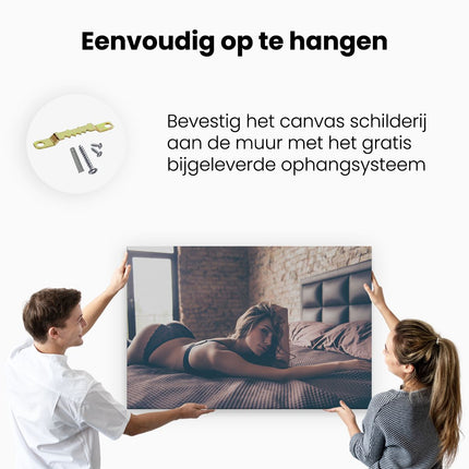 Canvas schilderij ophangen Sexy Brunette Vrouw in Bed - Erotiek