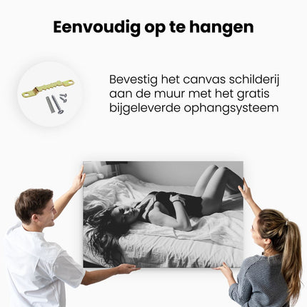 Canvas schilderij ophangen Sexy Vrouw in Bed - Erotiek - Zwart Wit