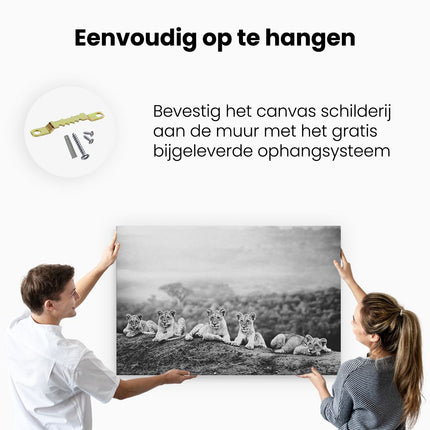 Canvas schilderij ophangen Groep Welpen in het Wild - Baby Leeuwen - Zwart Wit