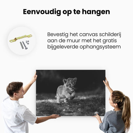 Canvas schilderij ophangen Jonge Baby Leeuw in het Wild - Welp - Zwart Wit