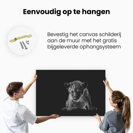 Canvas schilderij ophangen Leeuwen Welp op het Zwart - Baby Leeuw - Zwart Wit