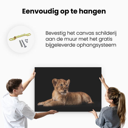 Canvas schilderij ophangen Leeuwen Welp op het Zwart - Baby Leeuw