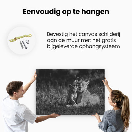 Canvas schilderij ophangen Leeuwin met haar Welp in het Wild - Zwart Wit