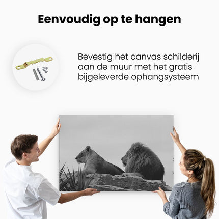 Canvas schilderij ophangen Leeuw en Leeuwin op een Rots - Zwart Wit