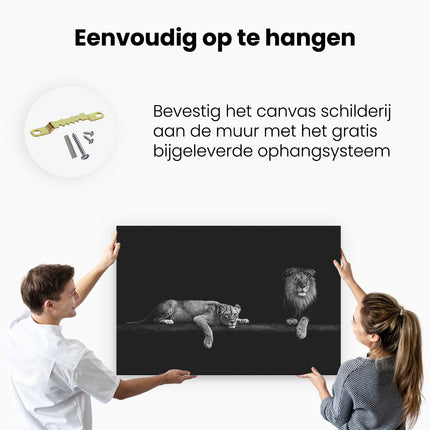 Canvas schilderij ophangen Leeuw en Leeuwin in het Donker - Zwart Wit