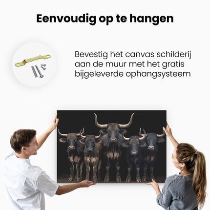 Canvas schilderij ophangen Groep Stieren die Zich voor een Donkere Achtergrond Bevinden