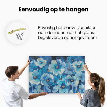 Canvas schilderij ophangen Blauwe Bloemen op een Zwarte Achtergrond