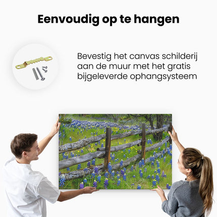 Canvas schilderij ophangen Hek met Bluebonnets op de Achtergrond