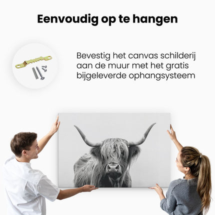 Canvas schilderij ophangen Zwart Witfoto van een Hooglandkoe