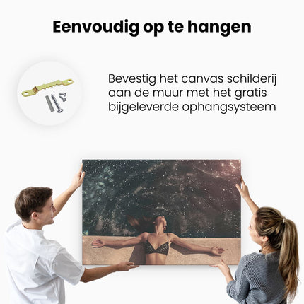 Canvas schilderij ophangen Vrouw in een Bikini Liggend op de Rand van een Zwembad met haar Armen Uitgestrekt