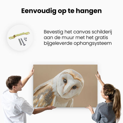Canvas schilderij ophangen Close Up van een Uil op een Beige Achtergrond