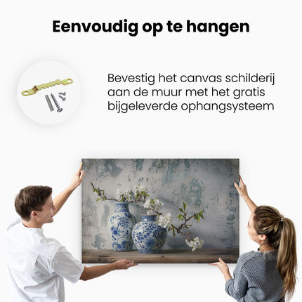Canvas schilderij ophangen Twee Blauwe en Witte Vazen ​​Op een Houten Tafel