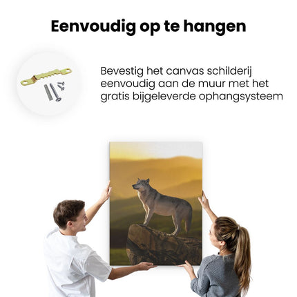 Canvas Schilderij Ophangen Wolf Op Een Rots Met Een Heuvel Landschap