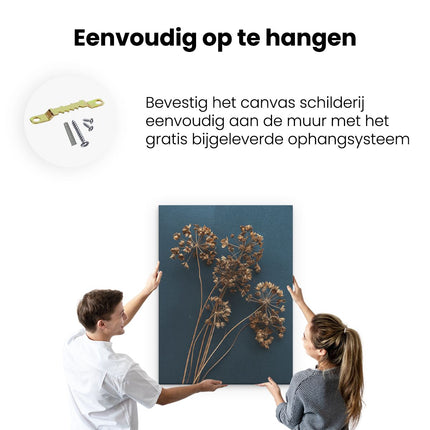 Canvas Schilderij Ophangen Gedroogde Bloemen op een Blauwe Achtergrond