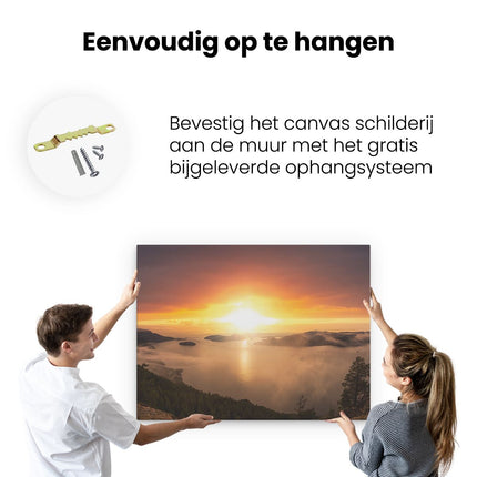 Canvas Schilderij Ophangen Zonsondergang In De Bergen Met Wolken