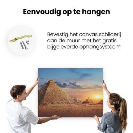 Canvas Schilderij Ophangen Egyptische Piramides in de Woestijn