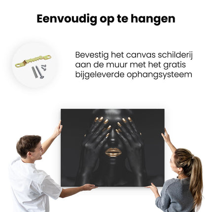 Canvas Schilderij Ophangen Zwarte Vrouw met Gouden Nagels die haar Gezicht Bedekken op een Zwarte Achtergrond