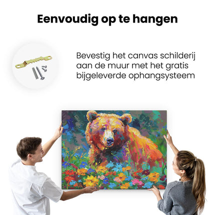 Canvas Schilderij Ophangen Bruine Beer in een Veld met Bloemen