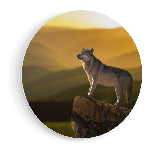 Wandcirkel vooraanzicht Wolf Op Een Rots Met Een Heuvel Landschap