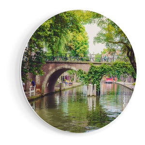 Wandcirkel vooraanzicht Dichtbegroeide Brug Op De Oudegracht In Utrecht