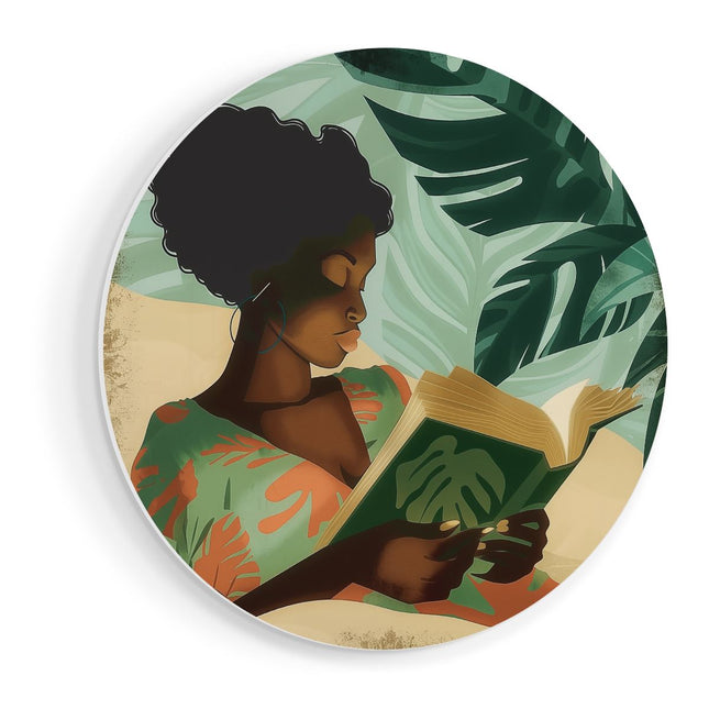 Wandcirkel vooraanzicht Zwarte Vrouw die een Boek in het Zand Leest