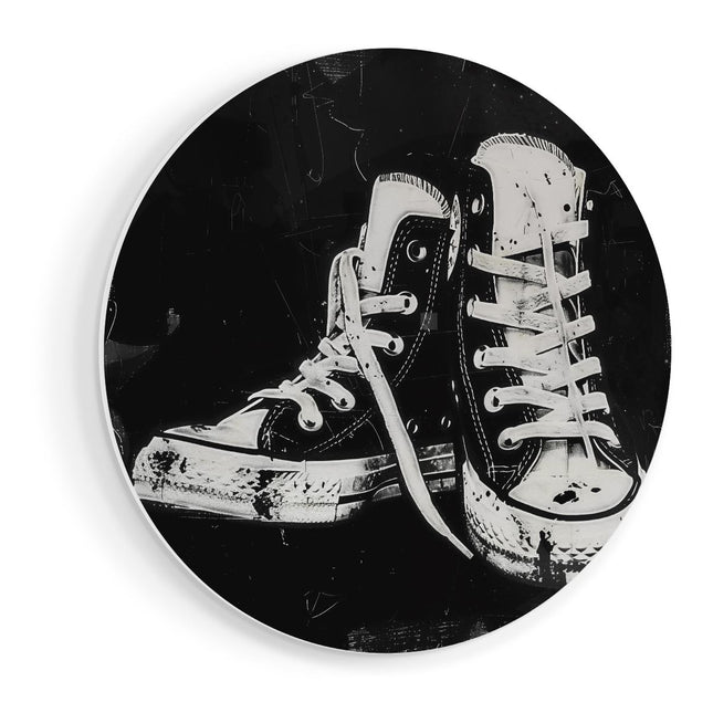 Wandcirkel vooraanzicht Paar Converse Schoenen op een Zwarte Achtergrond